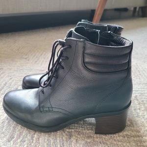 Clarks leather Booties, perfect condition